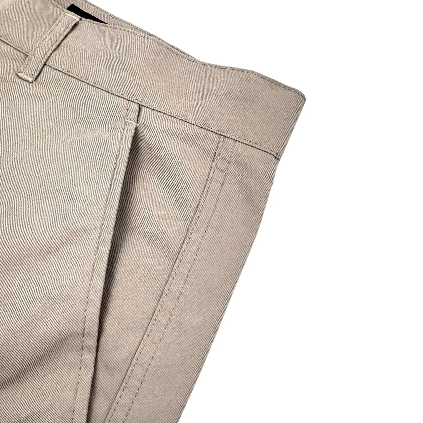 🅿️500 1v Pocket logo embroidered work trousers (khaki). The original purchase was 11,300 and developed. The fabric is made of customized soft light silk sateen. It is soft to the touch and comfortable to the skin. Khaki is the main color. It is low-key but not dull. Simple but has a sense of luxury. Use the flip work pocket as the canvas to reconstruct a pragmatic ritual sense. LV logo embroidery is embellished on it like a secret medal. A leather patch is used as the finishing touch on the back pocket, implying that there is no need to show off because it is luxury in itself, a low-key statement of power. The workwear gene is infused with luxury DNA, unlocking thousands of fashion codes, using imported machine embroidery technology. Using advanced computer control systems and precision mechanical parts to realize the Louis Vuitton embroidery logo operation with high precision. The lines are smooth and delicate. The template machine opens the bag. The preset template guides the position, shape and size of the bag. The accuracy ensures the quality of the bag opening effect, soft light washing process. Through specific chemical and logistical treatments, the surface of the fabric is given a soft luster, adding a touch of gentleness. Size:48-50-52-54
